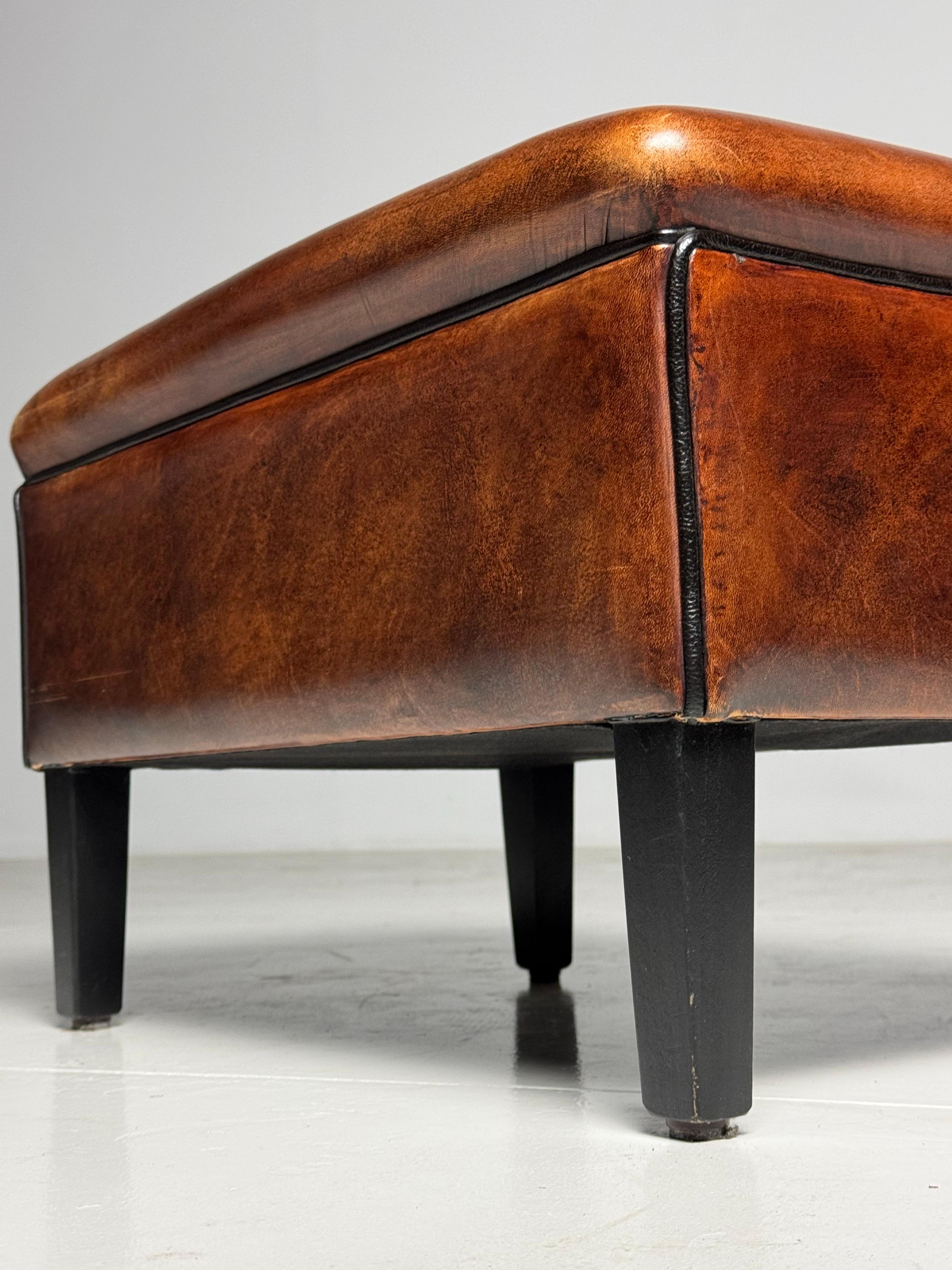 Tabouret en peau de mouton hollandais classique en vente 8
