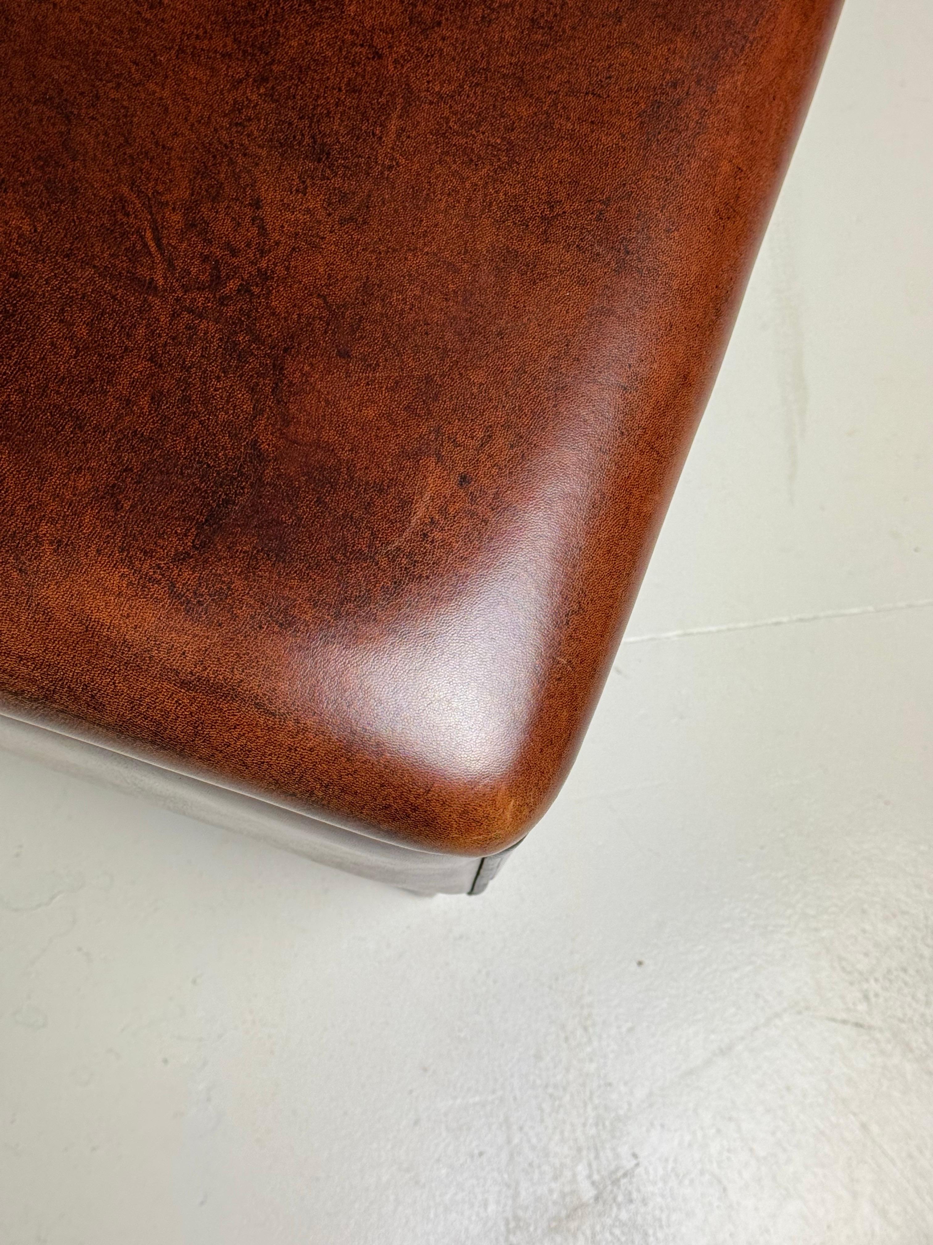 Tabouret en cuir de mouton / Tabouret classique. En parfait état.

Dimensions : 63,5L x 43D x 38H