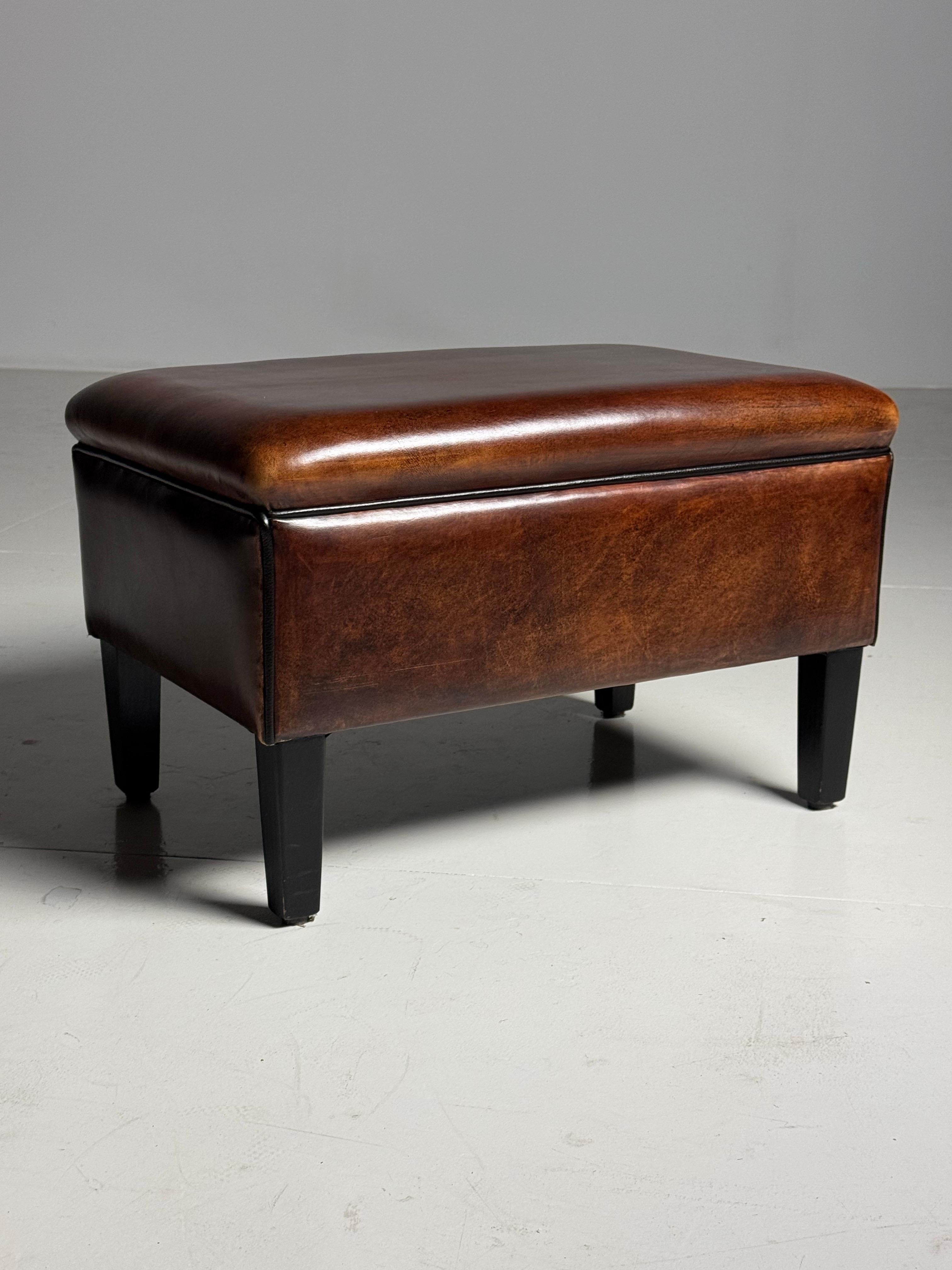 Tabouret en peau de mouton hollandais classique Bon état - En vente à MILL, NL