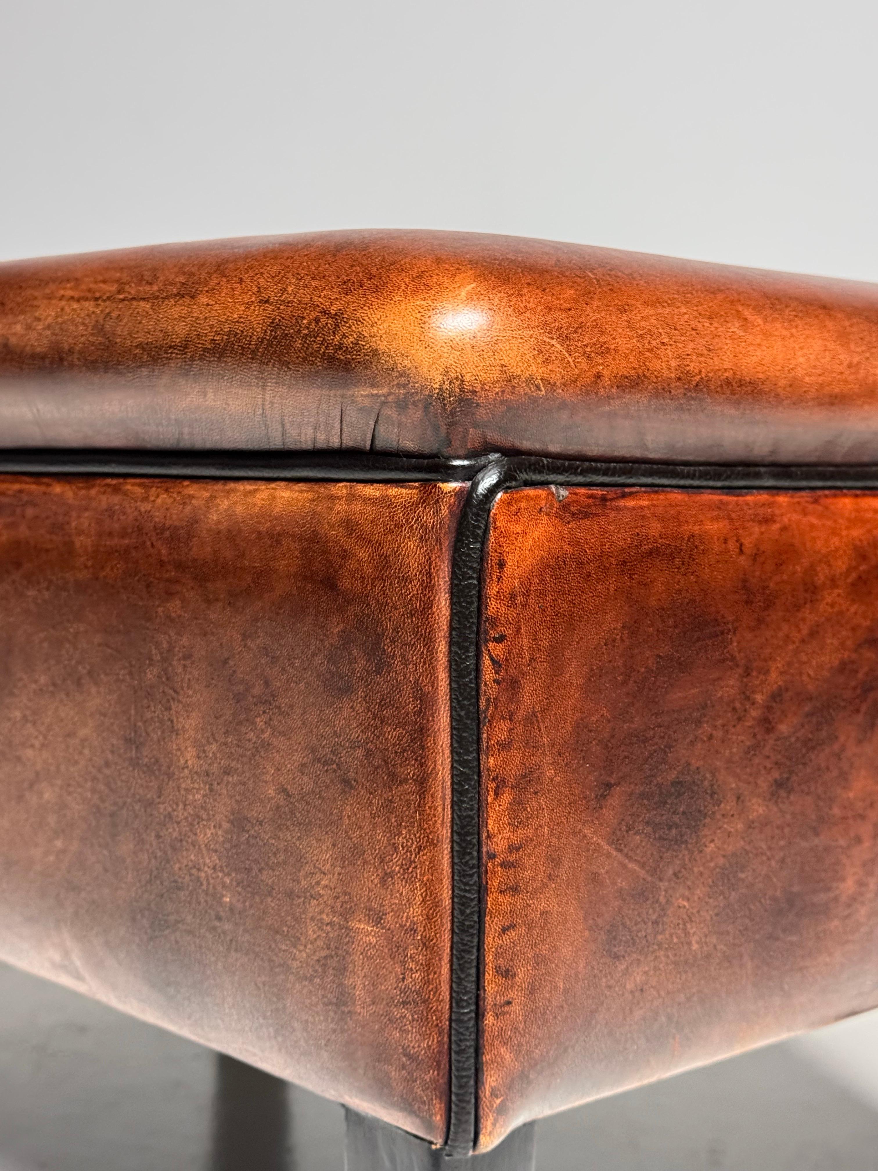 Cuir Tabouret en peau de mouton hollandais classique en vente