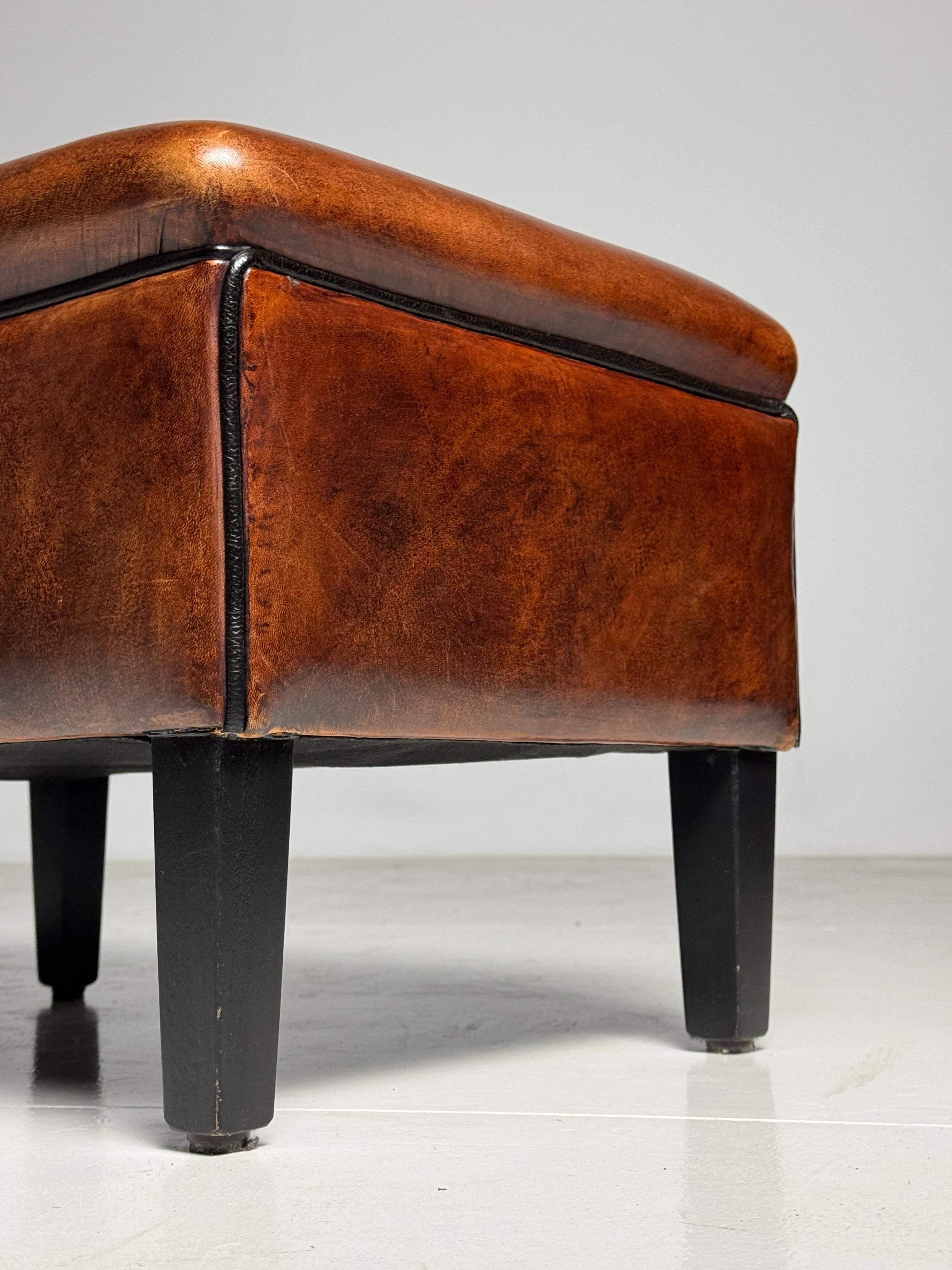 Tabouret en peau de mouton hollandais classique en vente 2