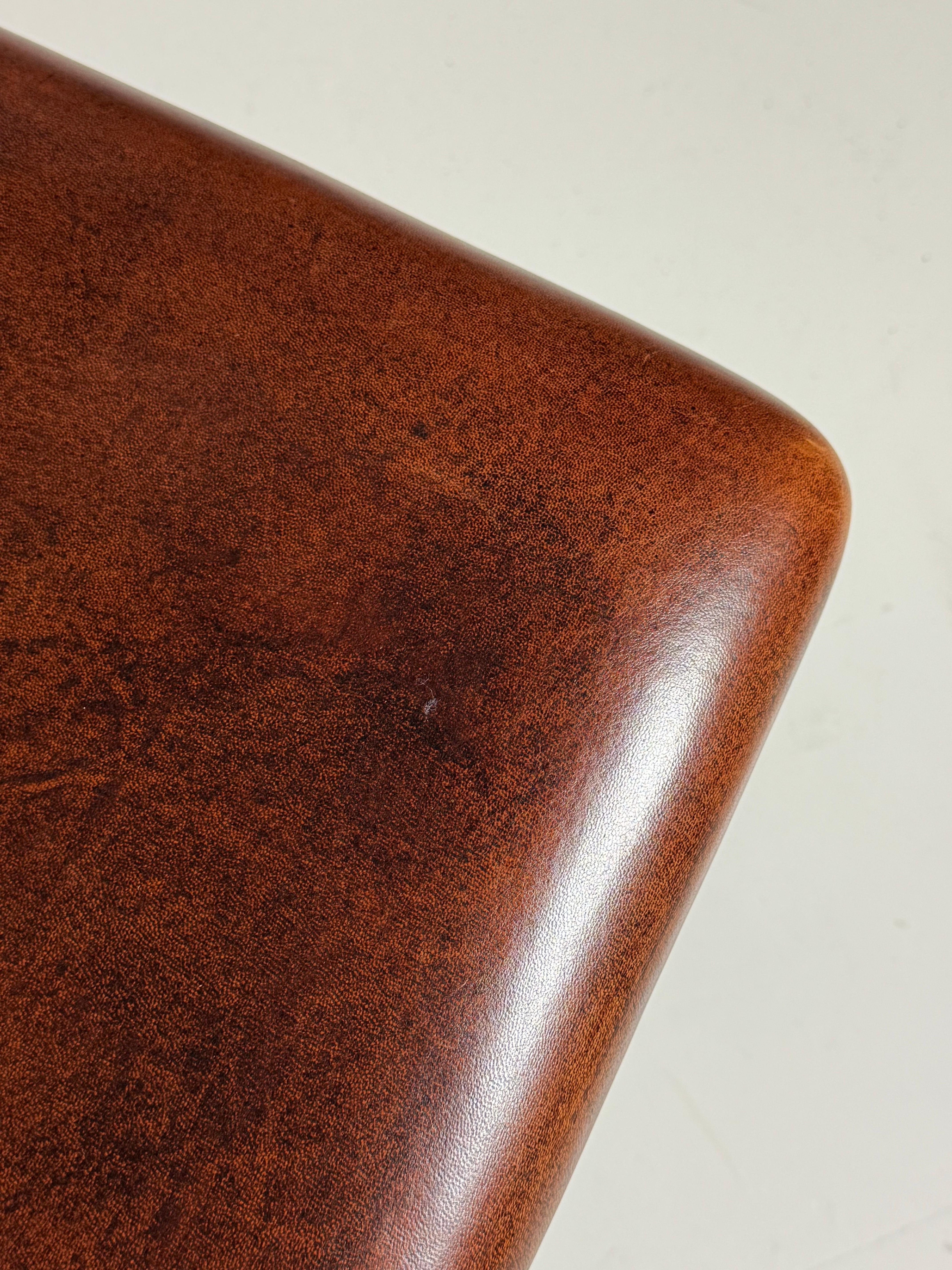 Tabouret en peau de mouton hollandais classique en vente 3