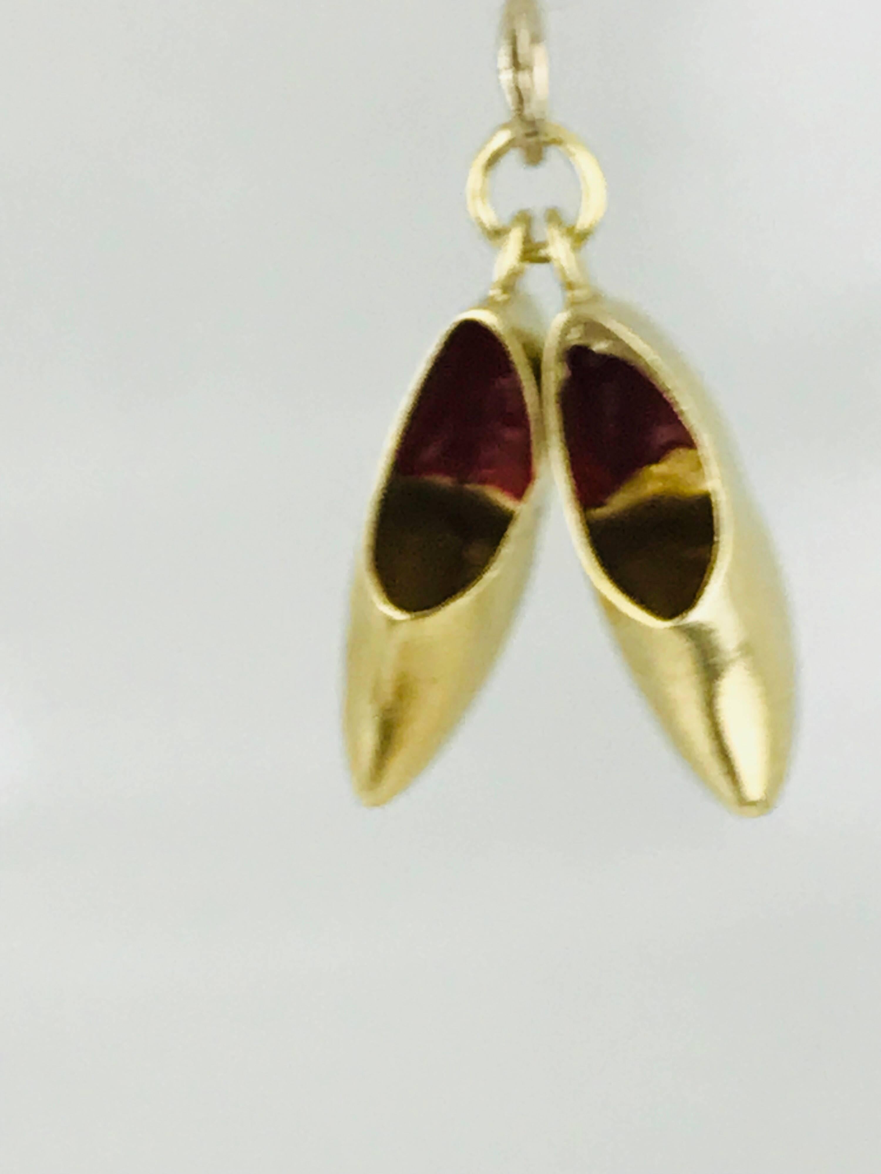 Dutch Shoes with Red Enamel, Charm or Pendant 18 Karat Yellow Gold, circa 1950 For Sale 1