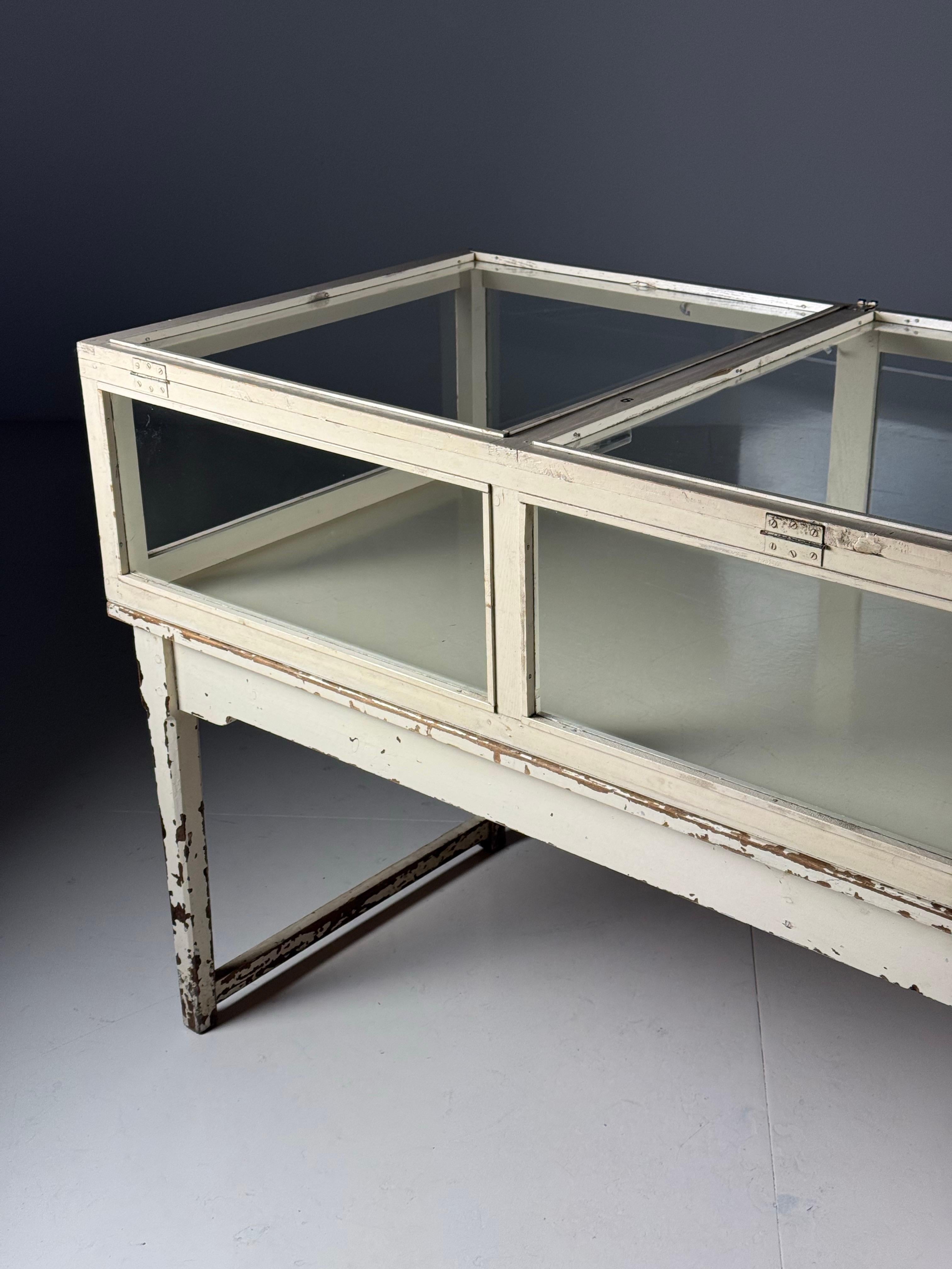 Sehr gepflegte weiße Ladenvitrine / Theke / Ladentisch / Vitrine. In sehr gutem Zustand.

Abmessungen: 103H x 208L x 76D