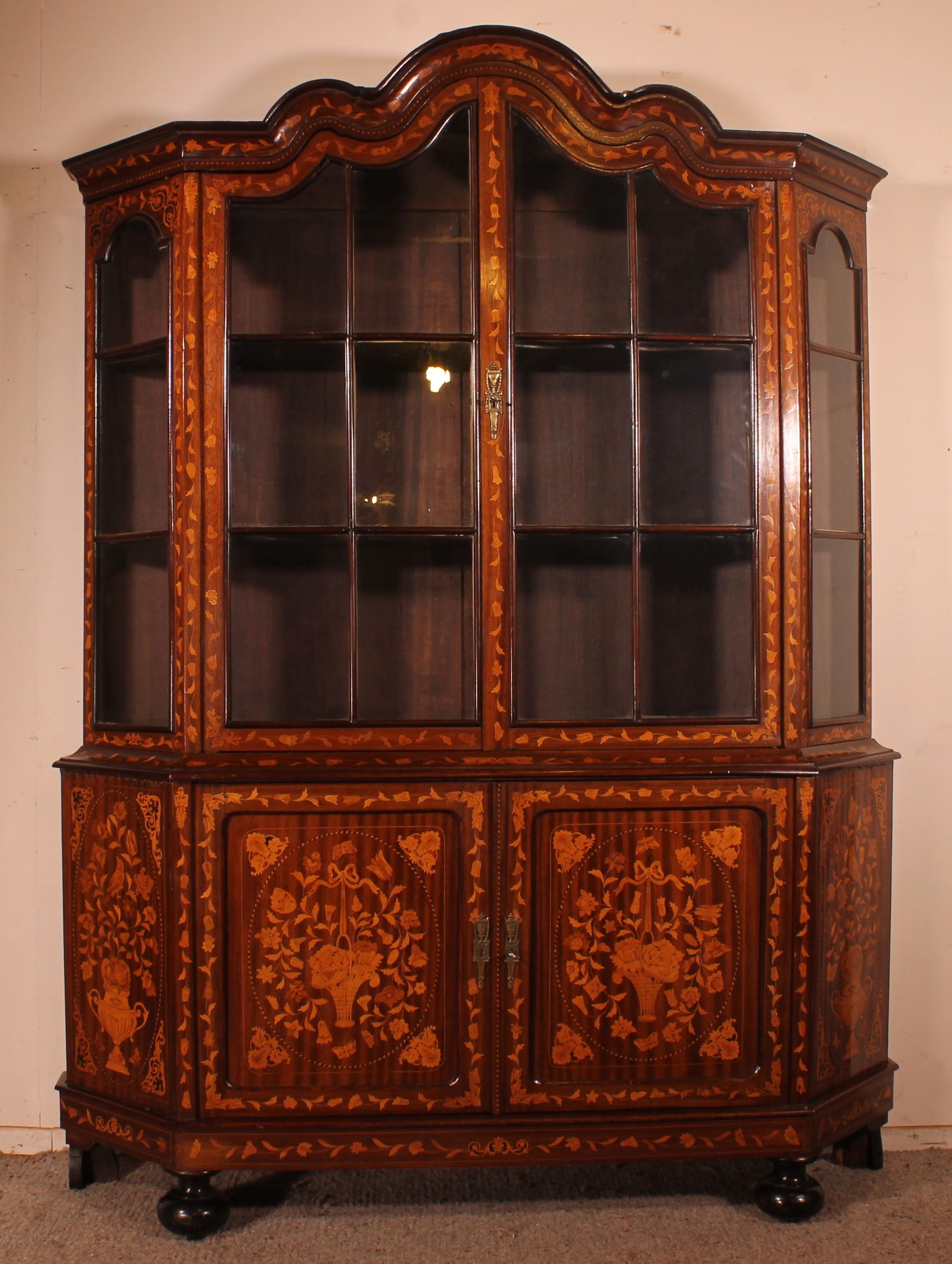 Dutch Showcase Cabinet Or Vitrine In Wood Marquetry With Floral Decor For Sale 11
