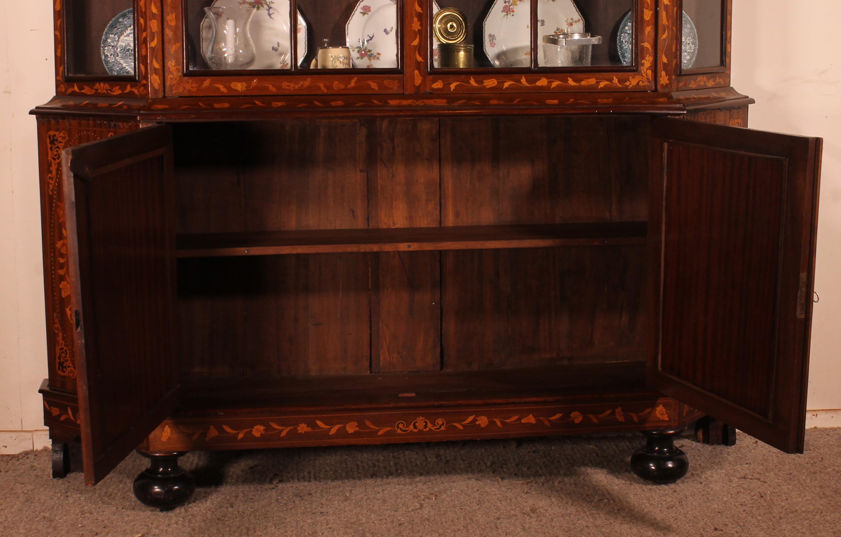Dutch Showcase Cabinet Or Vitrine In Wood Marquetry With Floral Decor In Good Condition For Sale In Brussels, Brussels