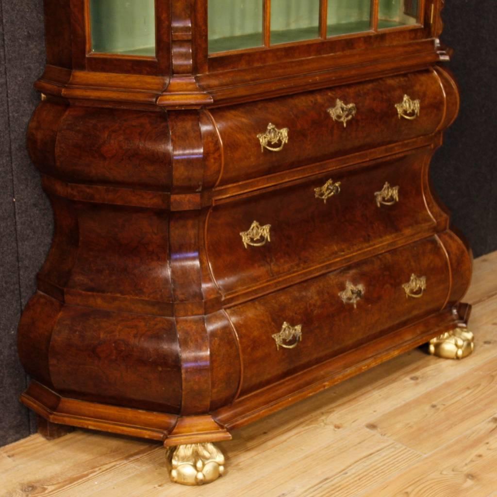 20th century Dutch showcase. Furniture carved in walnut, mahogany and burl, with gilt moulding and feet. Double body display cabinet with lower body with three drawers and upper body with one door with three internal shelves of excellent capacity