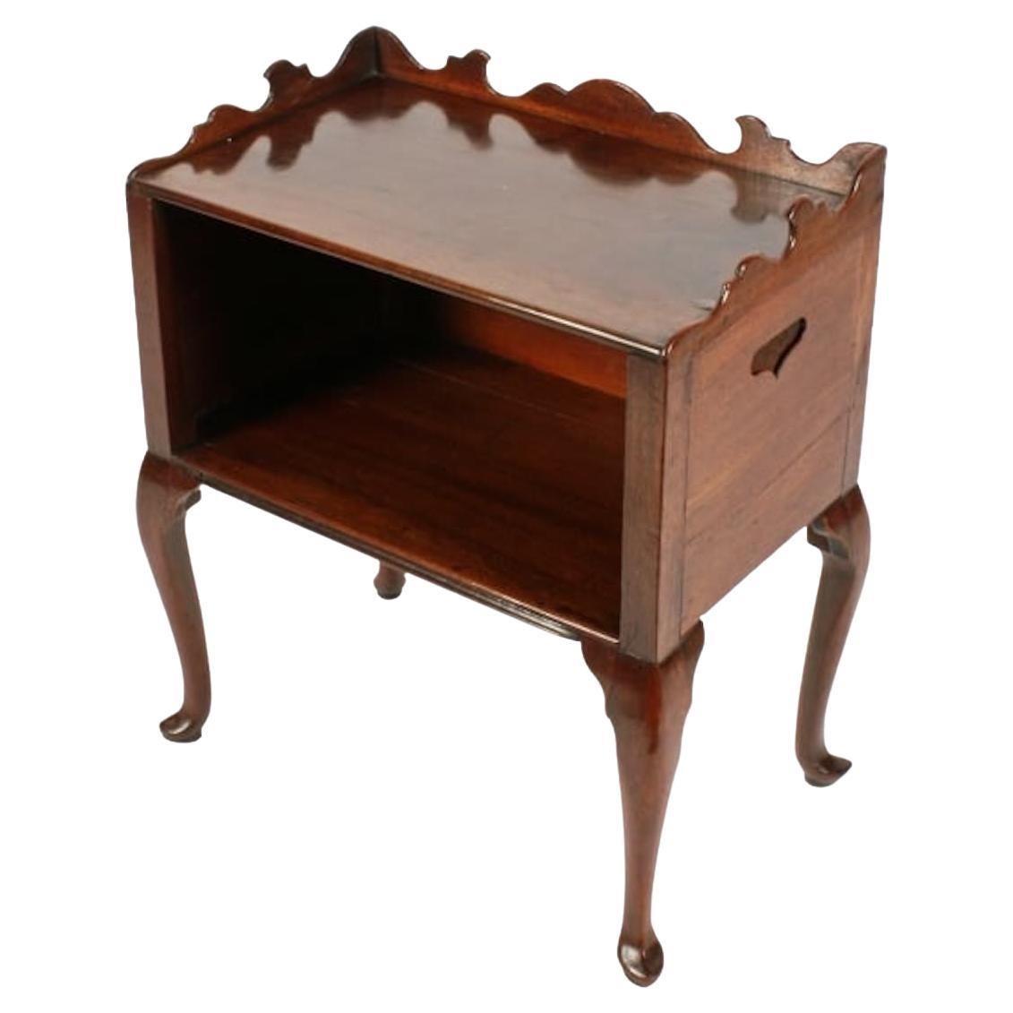meuble d'appoint hollandais du 18e siècle

Un meuble d'appoint hollandais en acajou de la fin du 18e ou du début du 19e siècle.

Le cabinet repose sur quatre pieds cabriole avec des pieds 