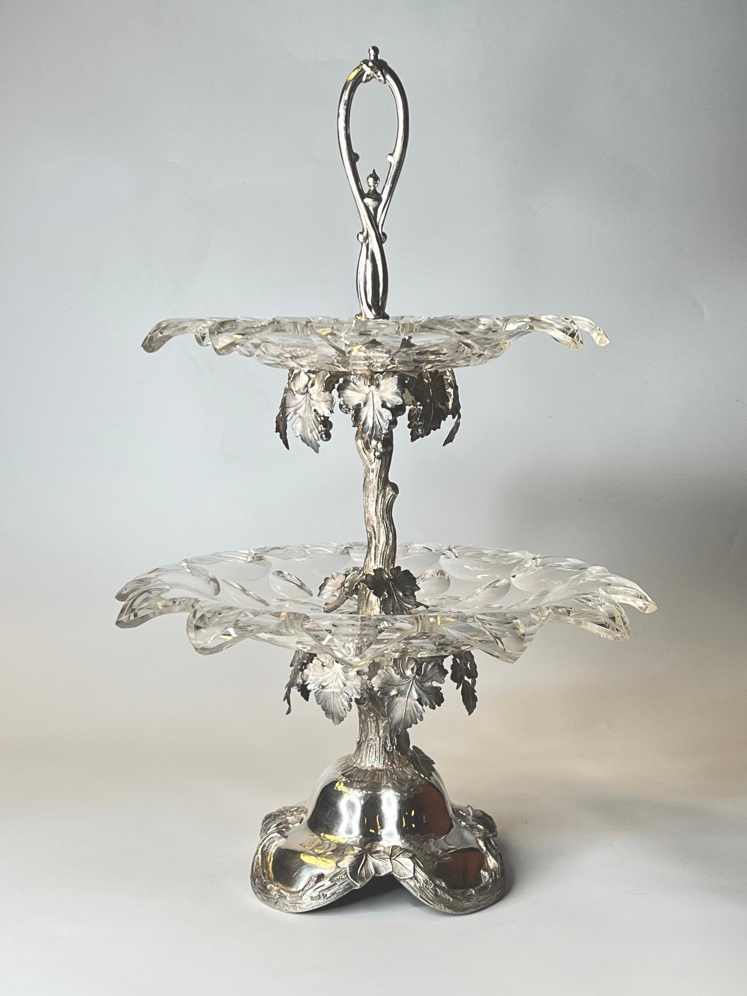 Unser Dessertständer aus niederländischem Silber und geschliffenem Glas von J.M. van Kempen & Zoon zeichnet sich durch zwei fein geschliffene Glasschalen und ein außergewöhnliches Ranken- und Blattdesign aus.  Mit Löwe rampant Marke, die .934