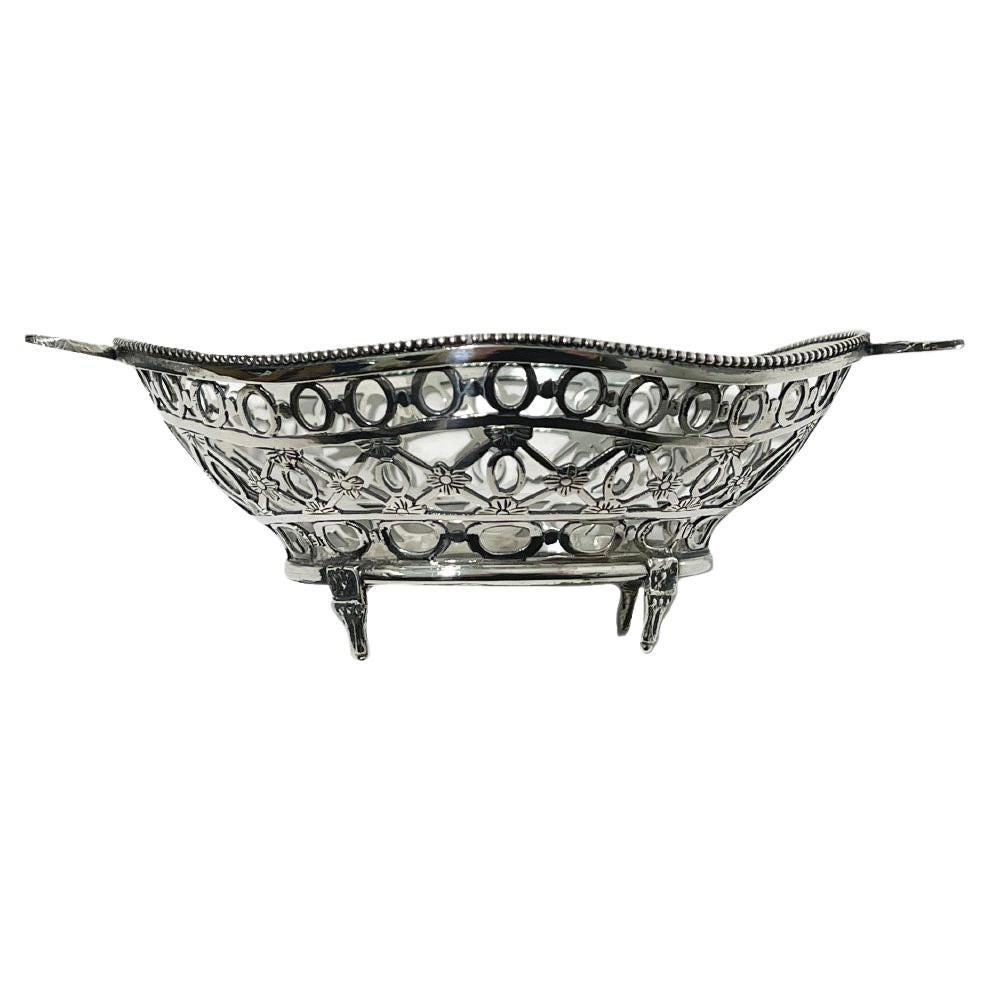 Cesta bombonera holandesa de plata con asas de lazo, 1904