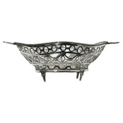 Cesta bombonera holandesa de plata con asas de lazo, 1904