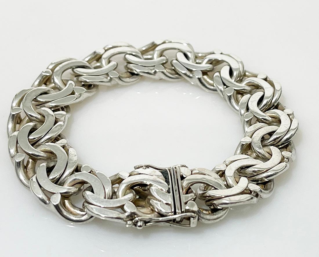 Dutch silver bracelet with a Prince of Wales link

A Dutch silver bracelet with a double link chain. The silver links are connected to each other with 4 rings. This is the Prince of Wales link. This bracelet is marked by the silversmith and is made
