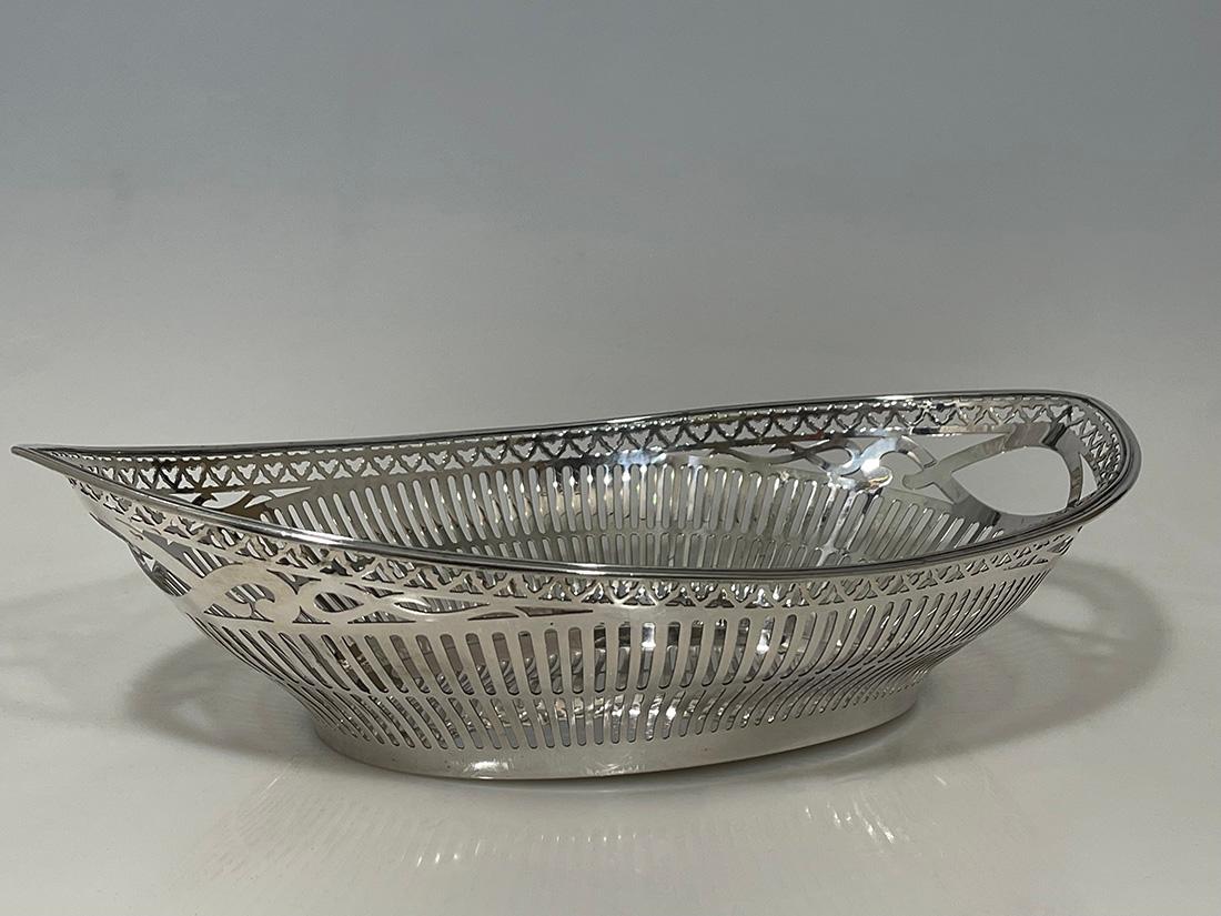 Silver Dutch silver bread basket by Pressburg and Son, Haarlem, 1956 For Sale