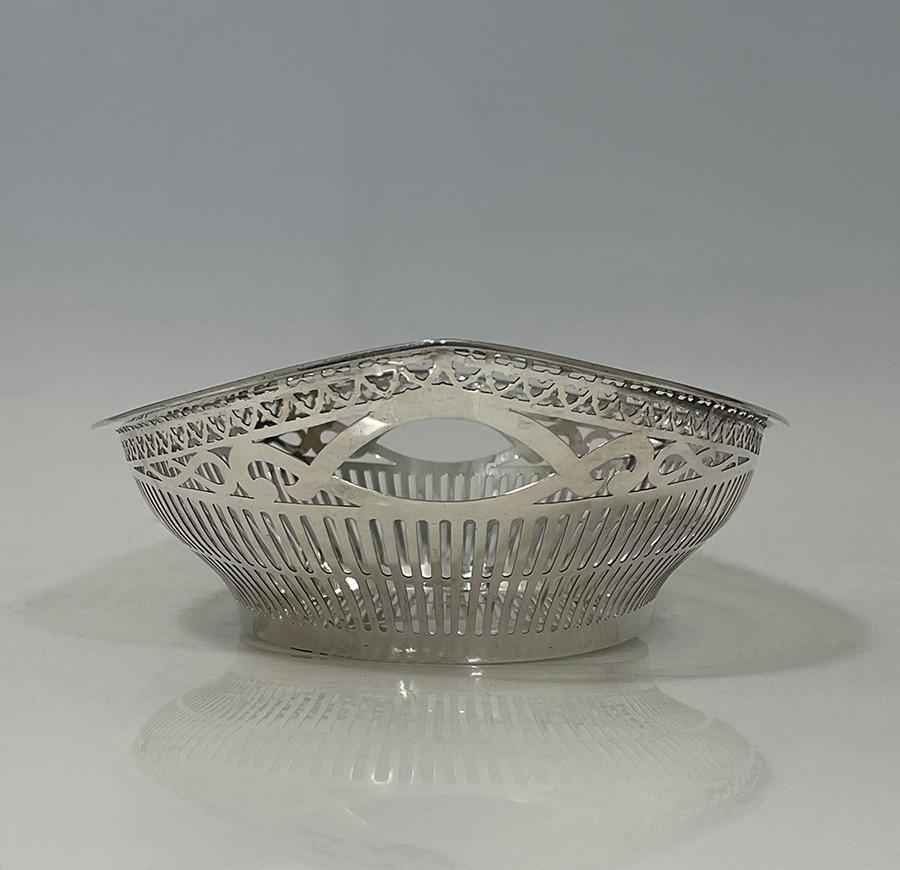 Dutch silver bread basket by Pressburg and Son, Haarlem, 1956 For Sale 1