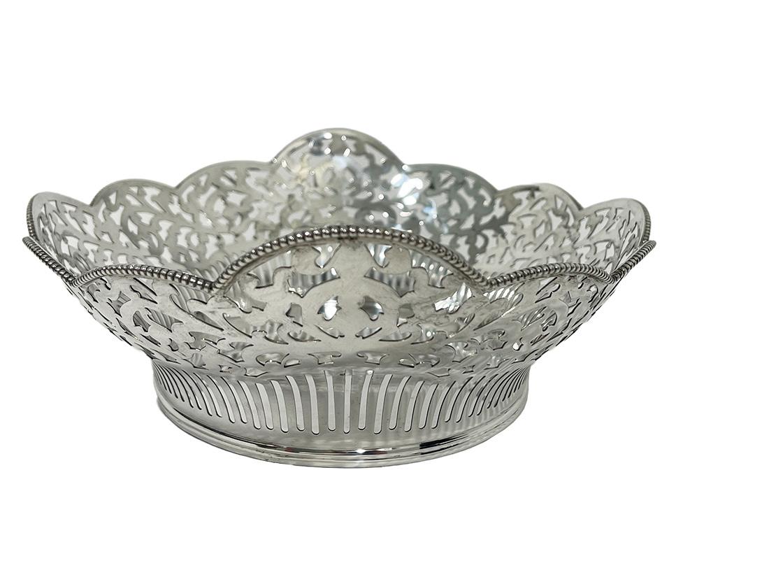 Dutch Silver Bread Basket, Van Kempen & Begeer, 20th Century

An oval  round Dutch silver bread basket with floral openwork decor and pearl rim. The basket has
a scalloped shape. The silversmith is Van Kempen en Begeer, Zeist, late 20th