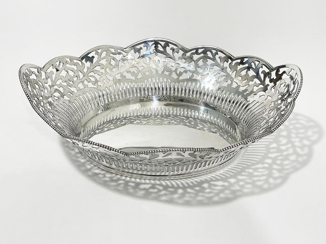 Dutch Silver Bread Basket, Van Kempen & Begeer, 20th Century In Good Condition For Sale In Delft, NL