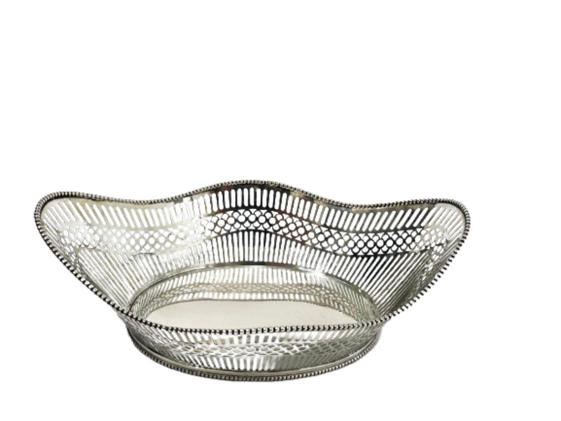 Dutch Silver Bread Basket, Voorschoten, 1927 In Good Condition For Sale In Delft, NL