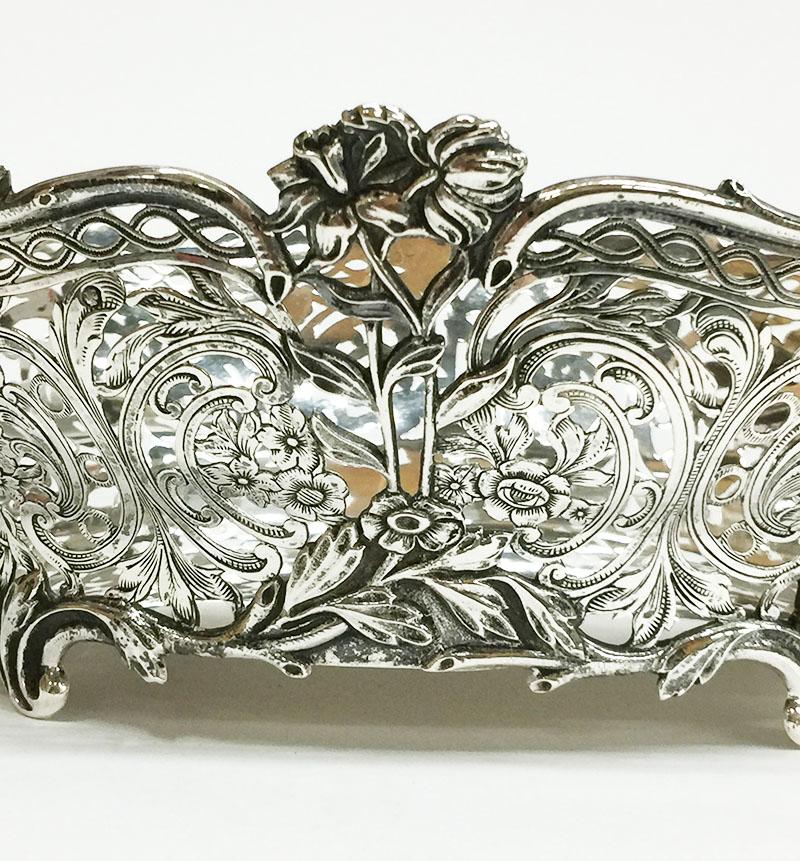 Dutch Silver Bread Basket by the Zaans Silver smith, Amsterdam, 1925 In Good Condition For Sale In Delft, NL