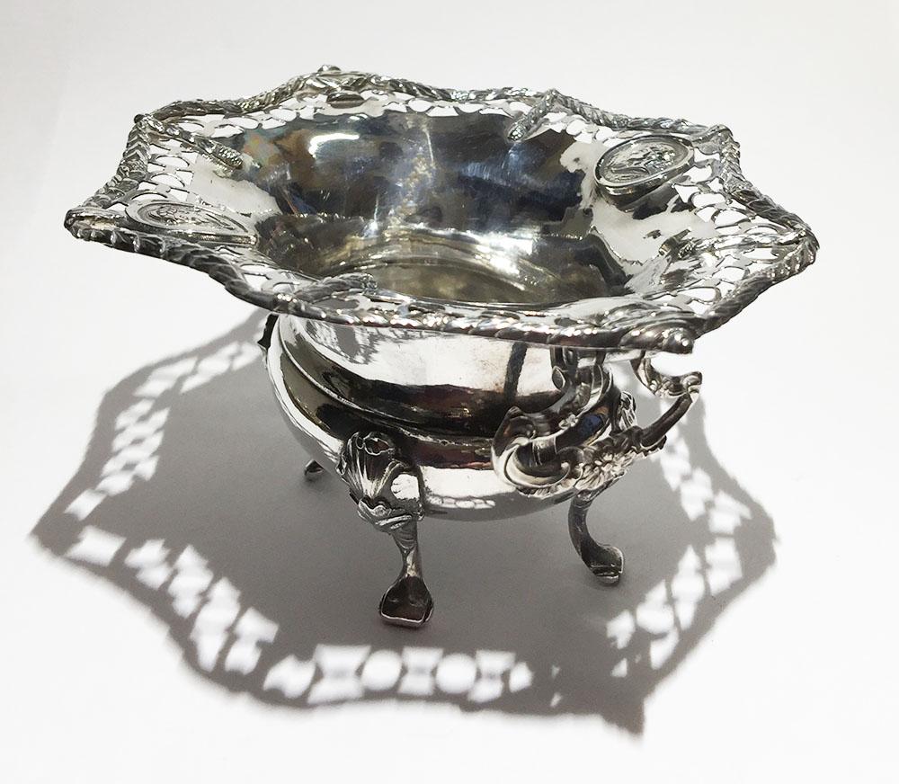 Dutch silver candy bowl by Hartman, Amsterdam, 1783

A Dutch silver candy bowl on 4 legs in Louis XVI style with ajour cut edge with garlands and medallions
2 hinged carrying eyes in floral pattern

Dutch hall marks at the bottom,
Standing
