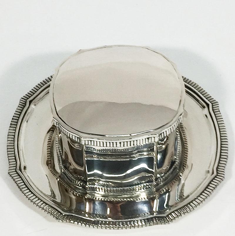 Scatola per biscotti in argento olandese modello Cardinal con piatto di accompagnamento

Marchio fiscale olandese, marchio di importazione (lettera V) e marchio Zilverfabriek Begeer, 1916-1921.
Un triangelino Hallmark con 3 stelle a 5 punti