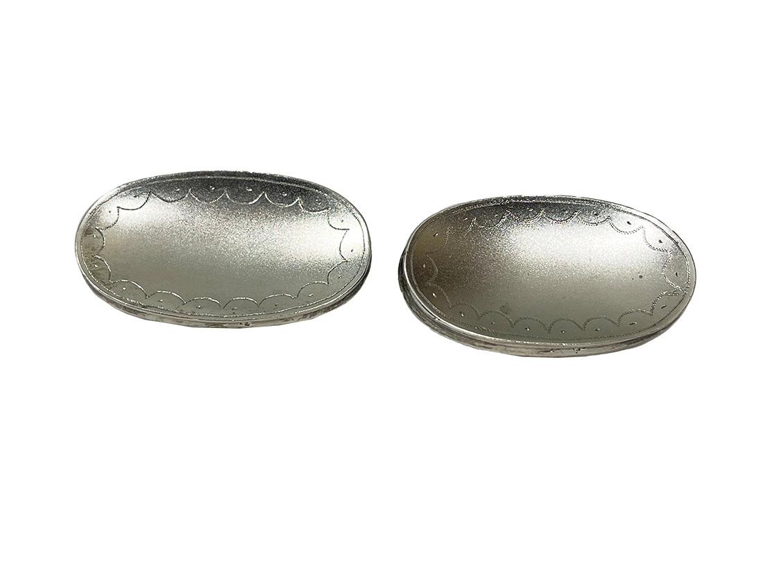 Dutch Silver Käsedaumen Stände

Niederländische silberne Daumenstangen zum Halten eines Käsestücks. Diese ovalen Daumenständer sind mit einem eingravierten Motiv mattiert. Die Abmessungen sind 4,2 cm breit x 2,2 cm und die Einstecktiefe beträgt 1,8