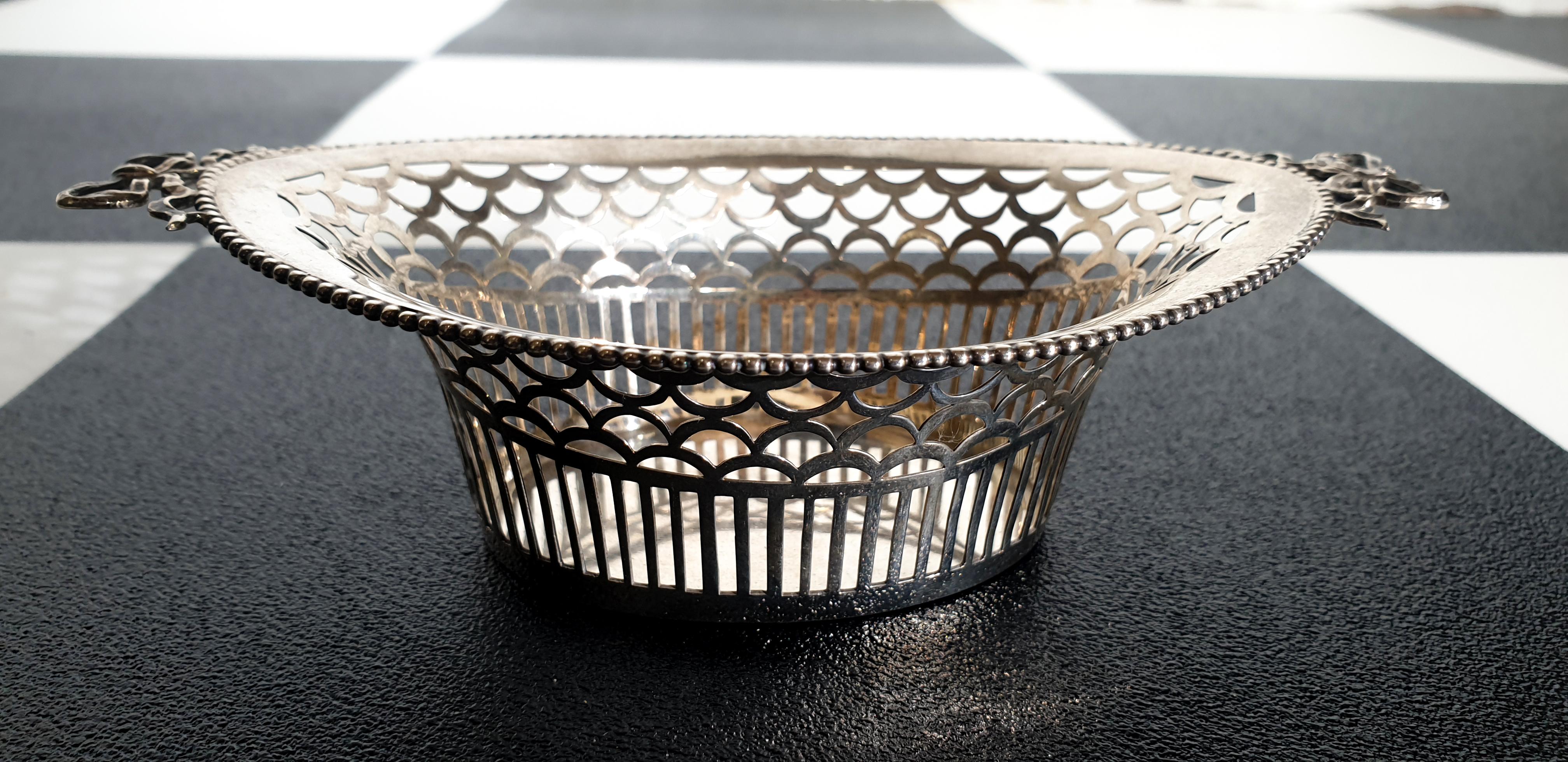 A very beautifull 835/1000 silver Chocolate basket with pearl rim and poured handles of bows, year letter 1934.
Royal Dutch Precious Metal Companies n.v. van Kempen Begeer & Vos, 's Hertogenbosch & Utrecht & Voorschoten, 

Measures: H 4.5 cm x L