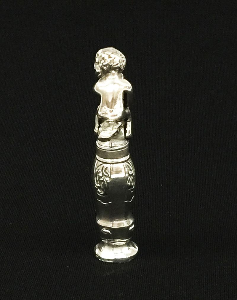 Dutch silver cupid corkscrew

A. Begeer (1916-1921)
Amsterdam 1917
934/000

Master sign of A. Begeer
Year letter sign H = 1917
Standing lion I sign = 934/000
Minerva head

The weight is 84 gram
The measurements are: 8.5 cm high and 4 cm