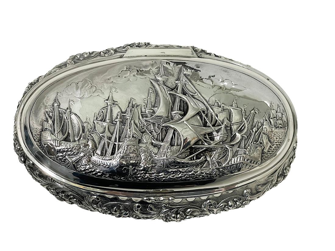 Boîte décorative hollandaise avec scène de la guerre navale anglo-américaine du 17e siècle, 1952 en vente 11