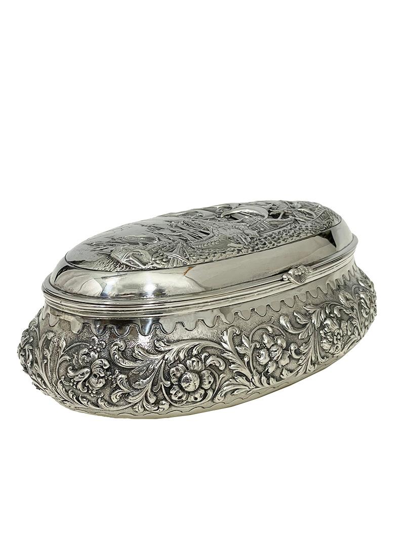 Boîte décorative hollandaise en argent avec une scène de la guerre navale du 17e siècle, 1952

Boîte décorative en argent représentant la bataille de Ter Heijde ou bataille de Scheveningen le 10 août 1653, dernière bataille navale de la première