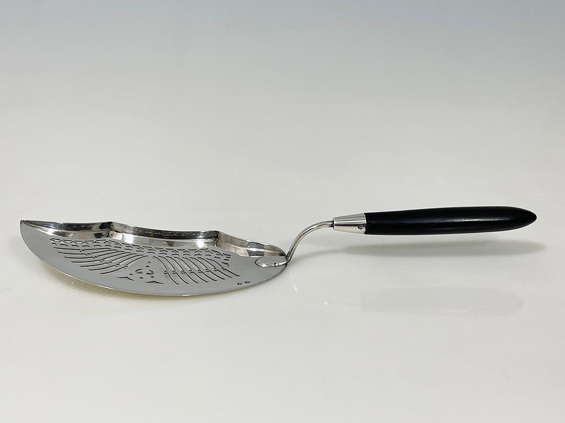 Niederländisches Silberfischbesteck von Jacob van wijk, 1824

Eine große silberne Fischportionierschaufel von 36 cm Länge, hergestellt 1824 von dem Silberschmied Jacob van Wijk in Amsterdam. Die silberne Klinge der Fischschaufel hat ein