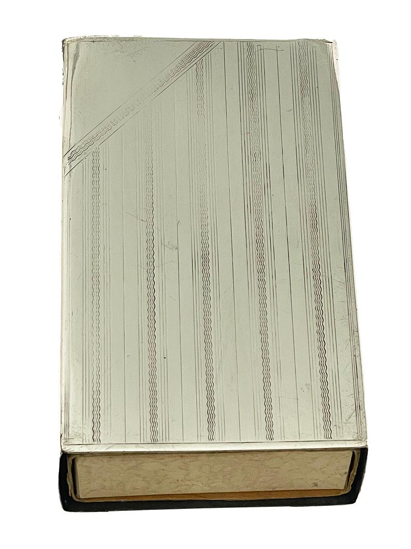 Grand porte-ensemble hollandais en argent, daté de 1924

Un support de boîte d'allumettes en argent hollandais. La grande boîte d'allumettes se glisse dans le support en argent et, sur les côtés, une ouverture permet de craquer les