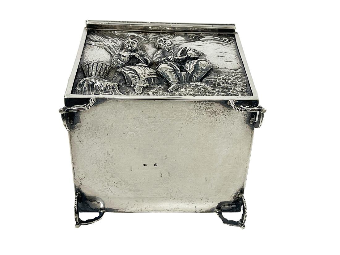 Boîte hollandaise à couvercle en argent avec des scènes du 17e siècle par Jan Steen en vente 2