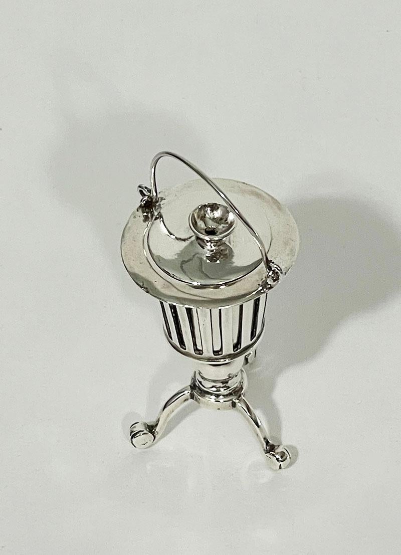 Braciere olandese in miniatura in argento su base a treppiede, XIX secolo In condizioni buone in vendita a Delft, NL