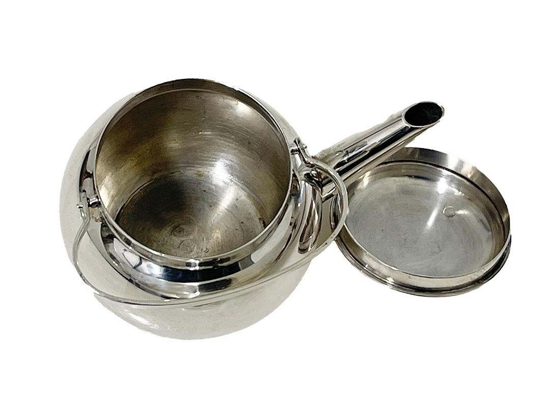 Dutch silver miniature tea kettle by Vos & Kempen Begeer, 1921

A miniature children's toy silver tea kettle with swing handle, made by Vos & Kempen Begeer, Voorschoten (The Netherlands). The tea kettle has Dutch silver hallmarks. The Master Mark of