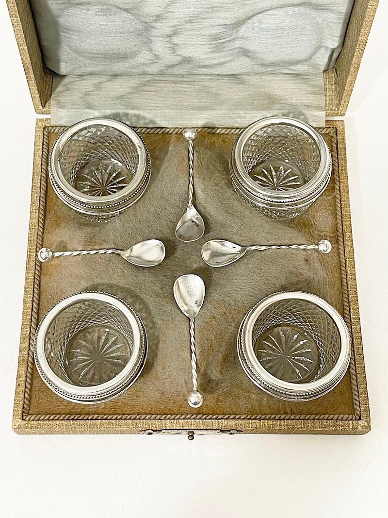 Dutch silver mounted crystal cut salt cellar set, 1921-1925

Dutch silver mounted crystal cut salt cellars with silver salt spoons by Bierenbroodpost, van der Starre & Mandersloot. The salt cellars are diamond crystal cut with a silver mounted rim
