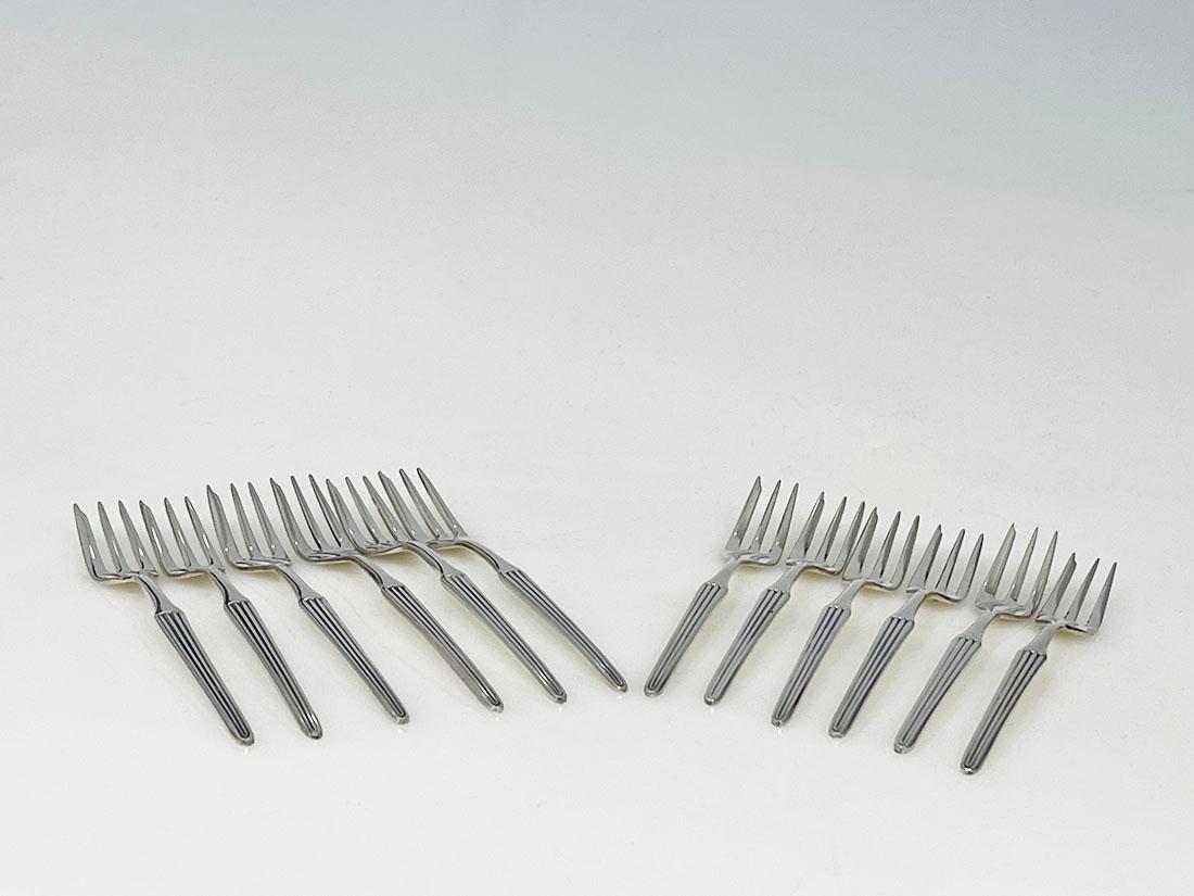 Tenedores de pastelería de plata holandesa de Gustav Beran para Van Kempen & Begeer, años 60

12 tenedores de pastelería de Van Kempen & Begeer, Voorschoten. Un diseño de Gustav Beran. 
Los tenedores son de plata holandesa hall marcados con la