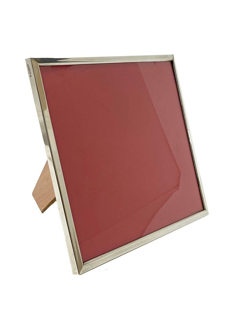 Portafoto olandese in argento 18 cm x 24 cm, Fa. Hooijkaas, Schoonhoven, 2002

Un grande portafoto rettangolare in argento, di Fa. Hooijkaas, fabbrica d'argento di Schoonhoven. La cornice può essere posizionata in verticale o in orizzontale. La