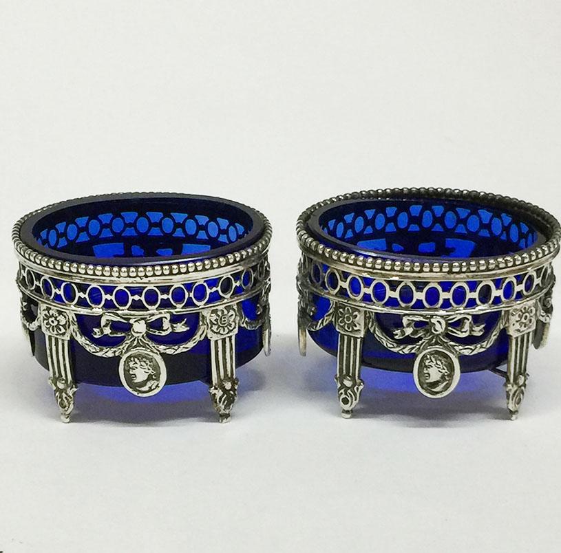Dutch Silver Salt Cellars and a Mustard Pot with Cobalt Blue Glass, 1911-1924 In Good Condition In Delft, NL