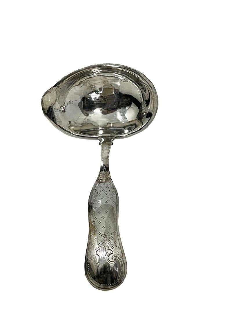 Cucchiaio da portata in argento olandese di Jan de Groot, 1871

Cucchiaio da portata in argento per salse o sughi dei Paesi Bassi, datato 1871
Il manico del cucchiaio è inciso in stile Biedermeijer. Il cucchiaio d'argento ha il marchio olandese. Il