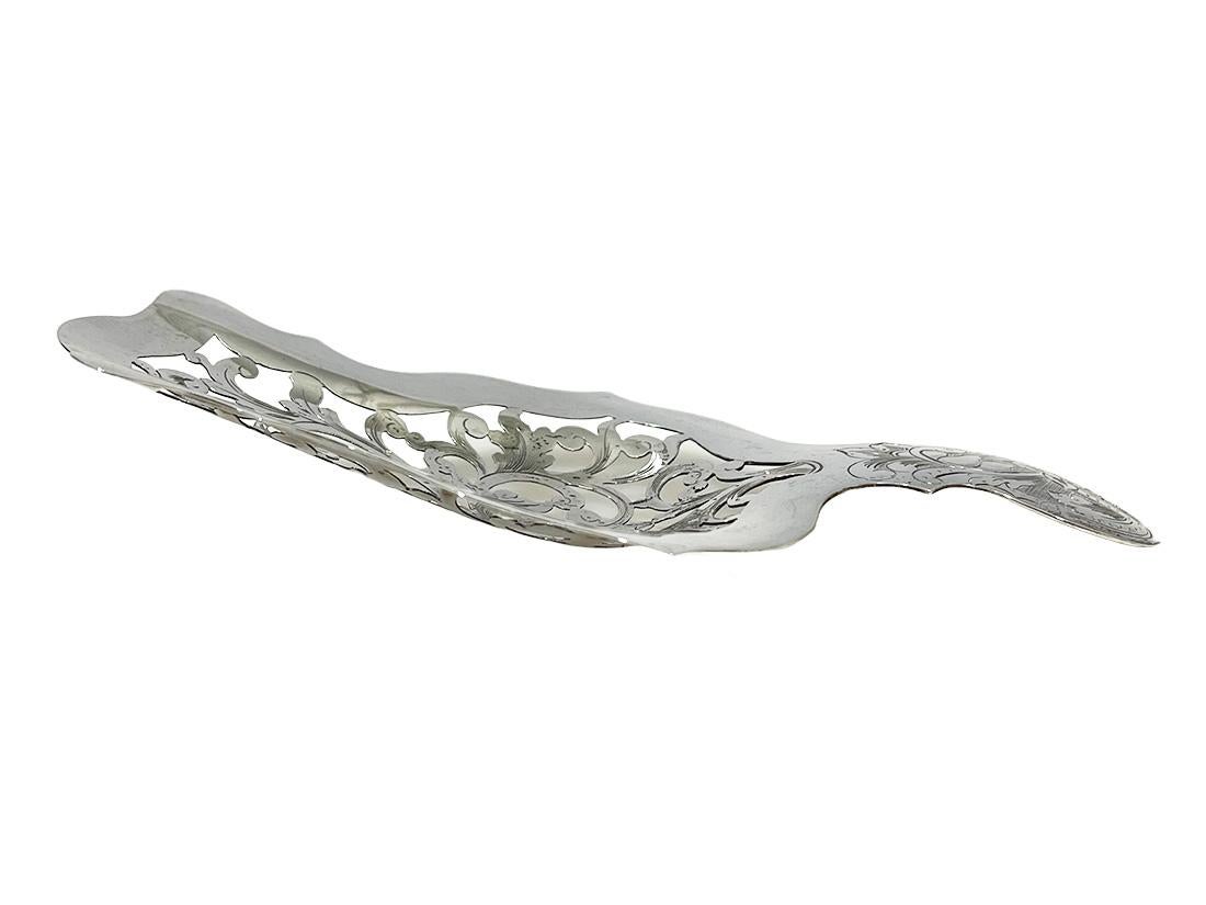 Cuillère de service hollandaise en argent par Lang & Koops, Rotterdam 1848

Cuillère de service en argent, utilisée au XIXe siècle pour servir les fruits mouillés.
Il s'agit d'une cuillère de service hollandaise, avec les poinçons hollandais sur le