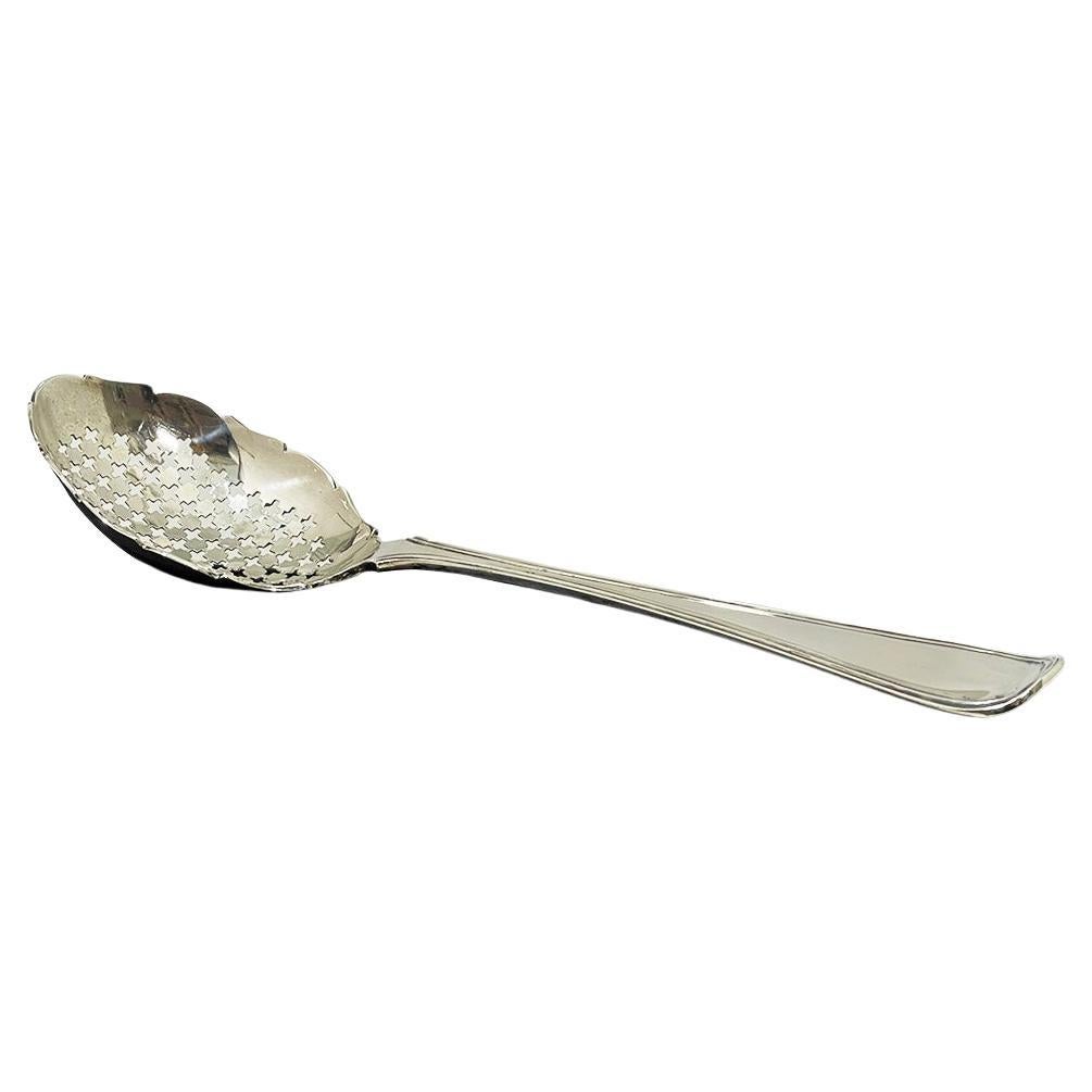 Cuillère de service hollandaise en argent ajouré, 1883

Cuillère de service en argent des Pays-Bas, datée de 1883 et ajourée
Cette cuillère est robuste et peut être utilisée pour de multiples services. Pensez à servir des fruits, un œuf et