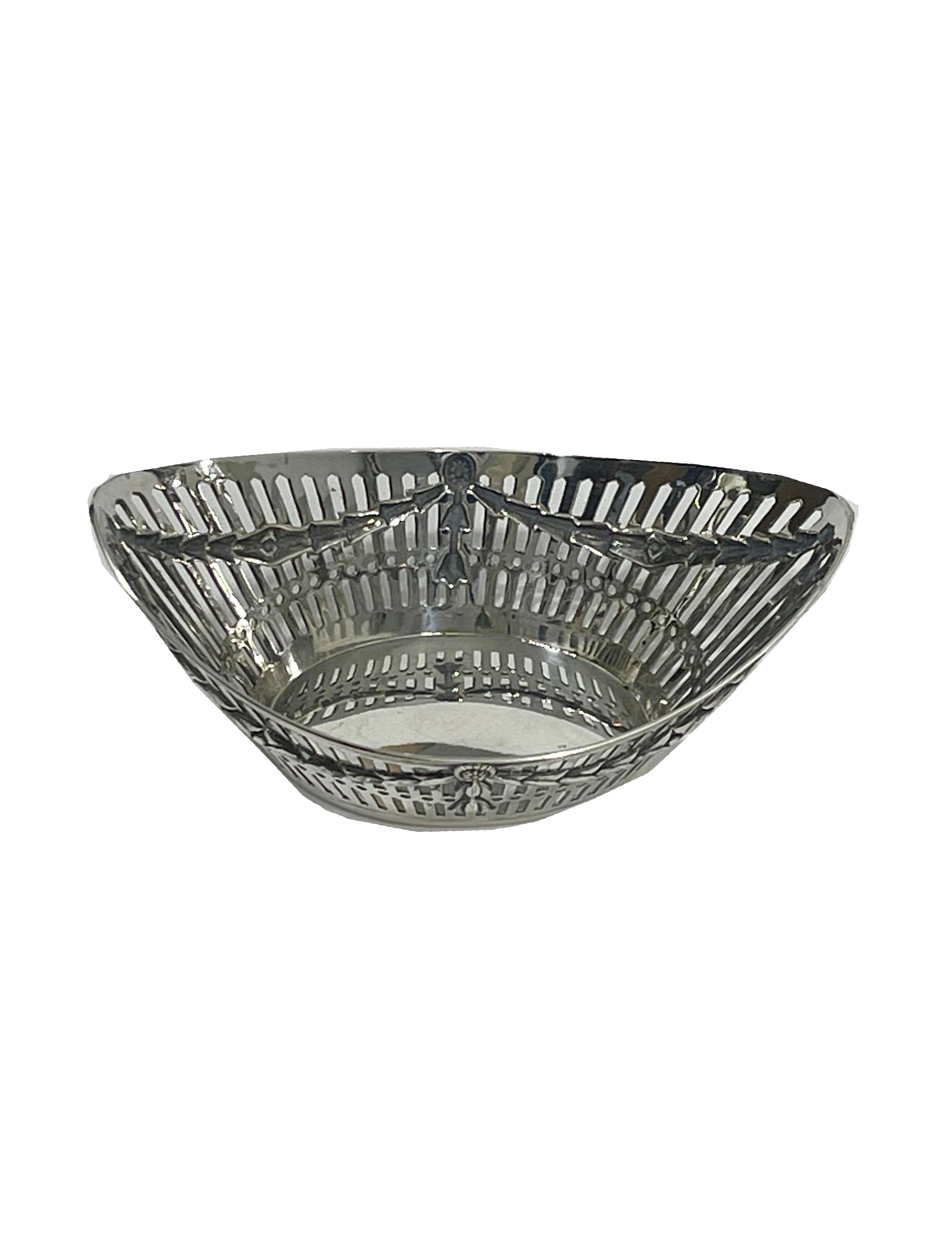 Dutch Silver Small Bonbon Basket, by Gerardus Schoorl, 1914 In Good Condition For Sale In Delft, NL