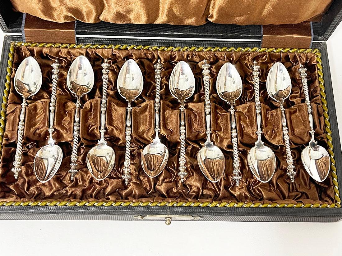 Dutch silver small silver spoons by van Kempen & Zonen, 19th century

A set of twelve silver mocha/tea spoons with a partially twisted handle and a crown on top. All silver spoons bear the Dutch silver hallmark 