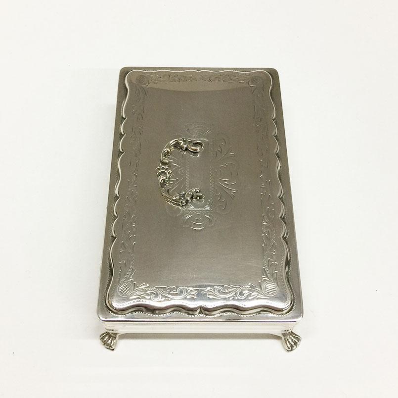 Scatola d'argento olandese in stile Biedermeier con 6 cucchiaini da tè

Scatola per cucchiai in argento, sollevata su piedi ad artiglio e con una bella incisione.
La scatola del cucchiaio ha un intarsio in velluto blu.
La scatola d'argento è