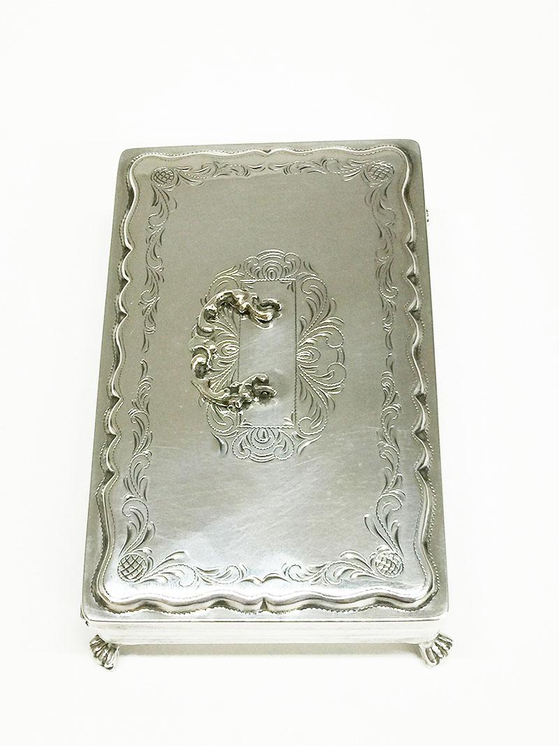 Niederländische Silberlöffeldose im Biedermeier-Stil mit 12 Teelöffeln

Silberne Löffelbox auf Klauenfüßen mit schöner Gravur.
Die Löffelbox hat eine Einlage aus blauem Samt.

Die Schachtel enthält ein DA + Siegel in einem Rechteck
D.J. Aubert