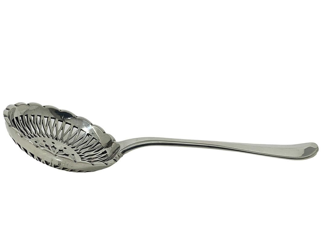 Dutch silver sugar sifter serving spoon by Th.H. Saakes, 1918 In Good Condition For Sale In Delft, NL