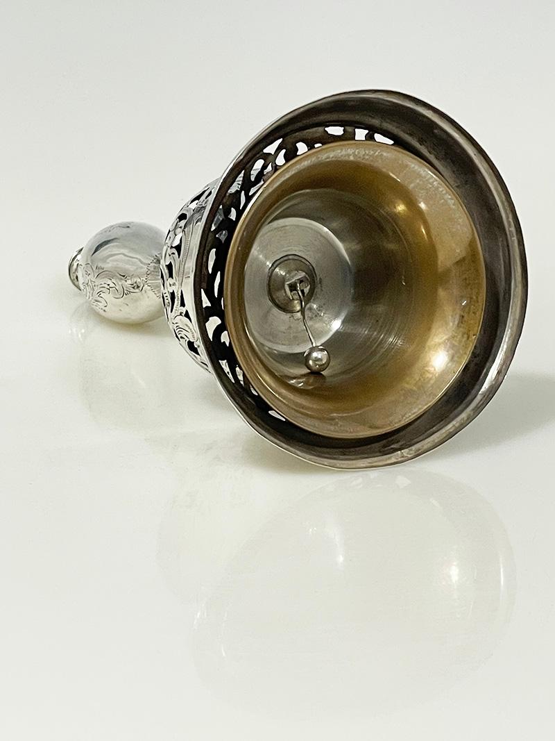 Niederländische Tischglocke aus Silber von Johannes Antonius Melis s'-Hertogenbosch, 1860

Silberne Tischglocke mit durchbrochenem, gesägtem und graviertem Motiv aus Blättern. Auf der Innenseite eine Kupferglocke mit silberner Glocke. Verschiedene