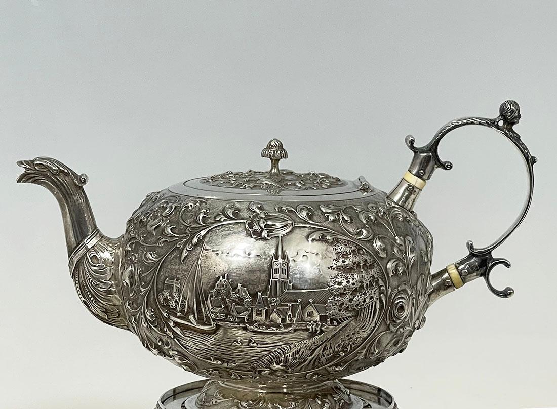 Niederländisches Silber Teeservice, 1899-1909

Ein holländisches Silber-Teeservice mit holländischen Landschaften mit Blumen, Blättern und Blumenmotiv. Das Set besteht aus einer Teekanne, einem Milchkännchen und einer Zuckerdose. Die Teekanne steht