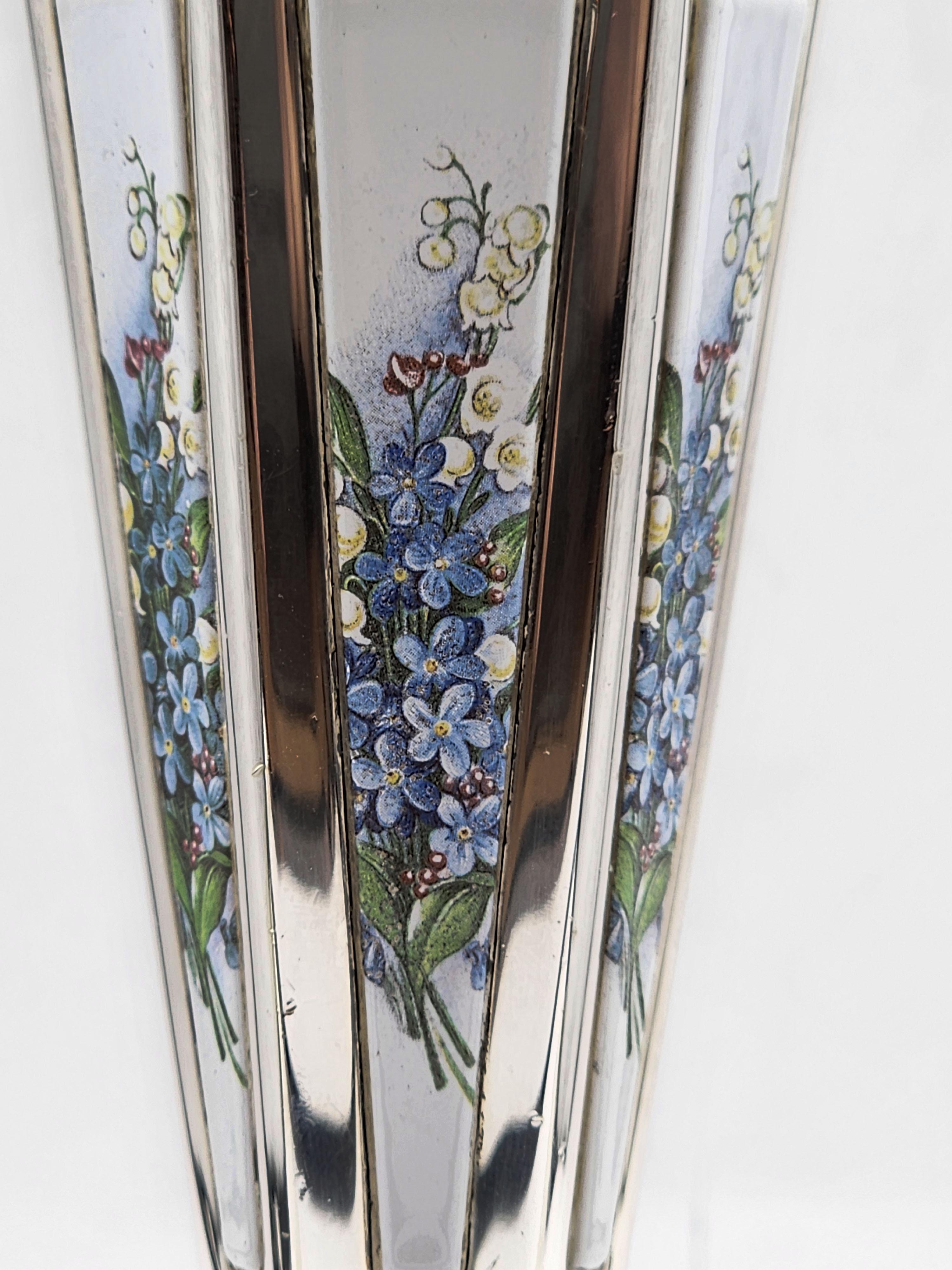 Vaso olandese in argento di Pako Rhenen
Questo bellissimo vaso antico olandese è un pezzo che emana eleganza e raffinatezza in ogni dettaglio. Realizzato in argento pregiato, questo vaso è una testimonianza della squisita abilità artigianale e della