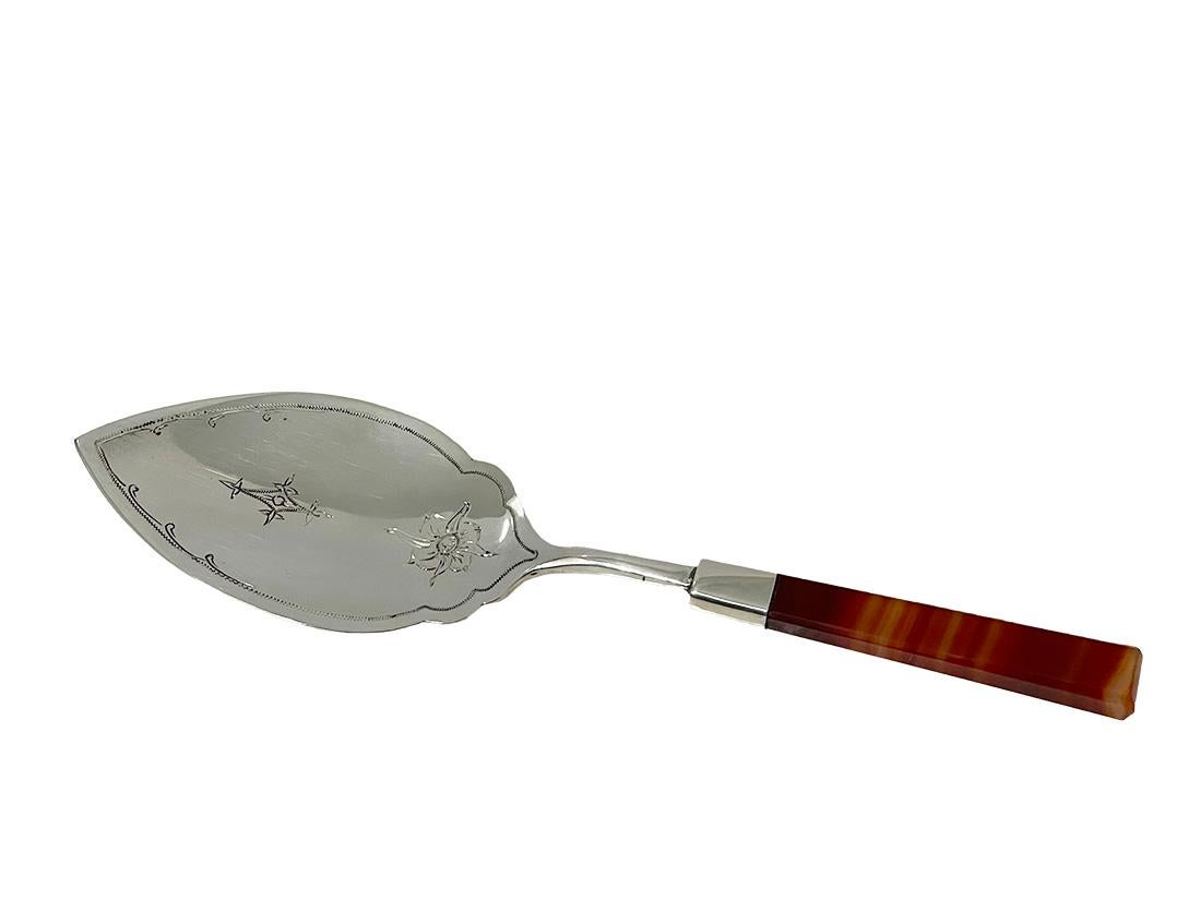 Cuillère de service hollandaise en argent et agate par C.I.C. Wewer, 1981

Une cuillère en argent avec un manche en agate réalisée par l'orfèvre C.I.C. Wewer, 1981, Schoonhoven. La cuillère était utilisée pour servir les gâteaux ou les tartes. La